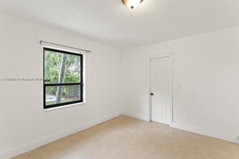 House in Miami, Florida 4 bedrooms, 290.69 sq.m. № 1184939 - photo 24