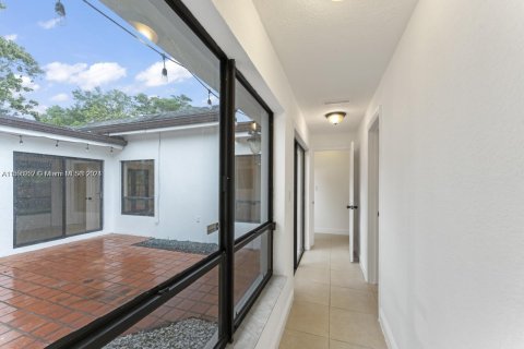 House in Miami, Florida 4 bedrooms, 290.69 sq.m. № 1184939 - photo 12