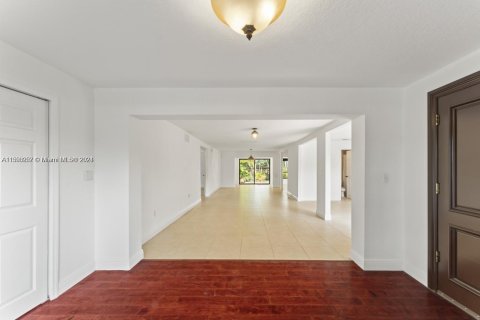 House in Miami, Florida 4 bedrooms, 290.69 sq.m. № 1184939 - photo 7