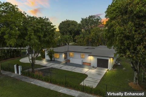 House in Miami, Florida 4 bedrooms, 290.69 sq.m. № 1184939 - photo 1