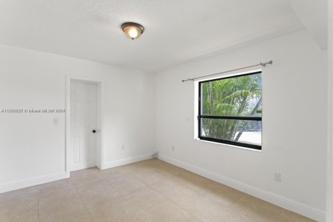 House in Miami, Florida 4 bedrooms, 290.69 sq.m. № 1184939 - photo 27