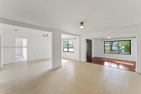 House in Miami, Florida 4 bedrooms, 290.69 sq.m. № 1184939 - photo 5