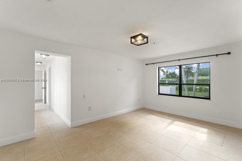 House in Miami, Florida 4 bedrooms, 290.69 sq.m. № 1184939 - photo 14