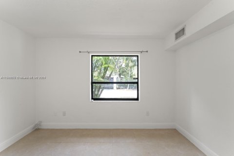 House in Miami, Florida 4 bedrooms, 290.69 sq.m. № 1184939 - photo 29