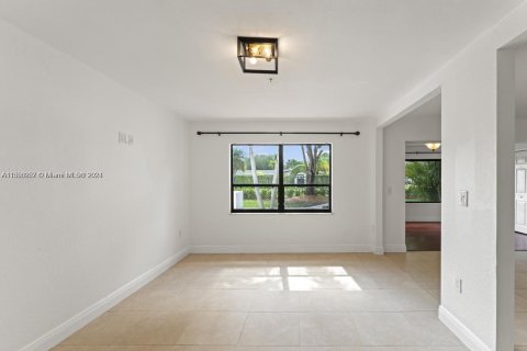 House in Miami, Florida 4 bedrooms, 290.69 sq.m. № 1184939 - photo 13