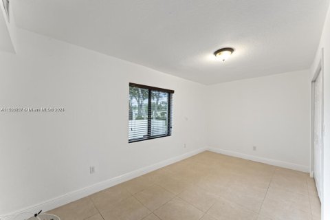 House in Miami, Florida 4 bedrooms, 290.69 sq.m. № 1184939 - photo 16