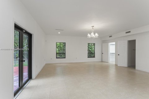 House in Miami, Florida 4 bedrooms, 290.69 sq.m. № 1184939 - photo 20