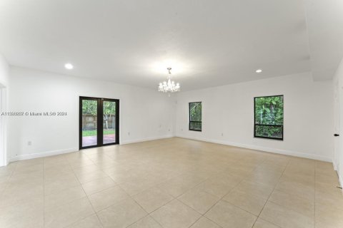 House in Miami, Florida 4 bedrooms, 290.69 sq.m. № 1184939 - photo 17