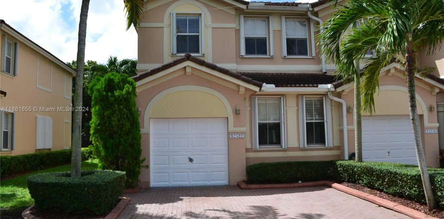 Townhouse in Miami, Florida 3 bedrooms, 138.52 sq.m. № 1368928