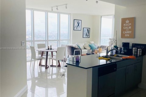 Condominio en alquiler en Miami, Florida, 2 dormitorios, 83.8 m2 № 1368929 - foto 4