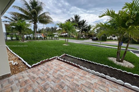 Villa ou maison à louer à North Miami Beach, Floride: 5 chambres, 185.53 m2 № 1368931 - photo 4