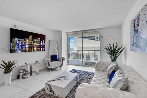 Condominio en venta en Miami, Florida, 1 dormitorio, 72.28 m2 № 1368934 - foto 1