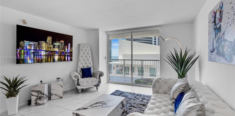 Condominio en Miami, Florida, 1 dormitorio  № 1368934