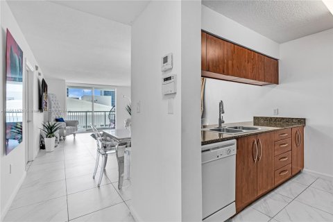 Condo in Miami, Florida, 1 bedroom  № 1368934 - photo 13