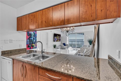 Condo in Miami, Florida, 1 bedroom  № 1368934 - photo 15