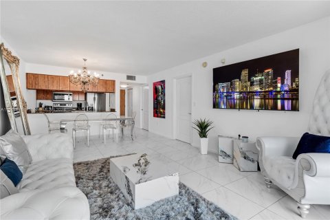 Condo in Miami, Florida, 1 bedroom  № 1368934 - photo 4