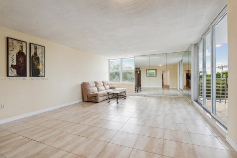 Condo in Fort Lauderdale, Florida, 1 bedroom  № 1000171 - photo 2