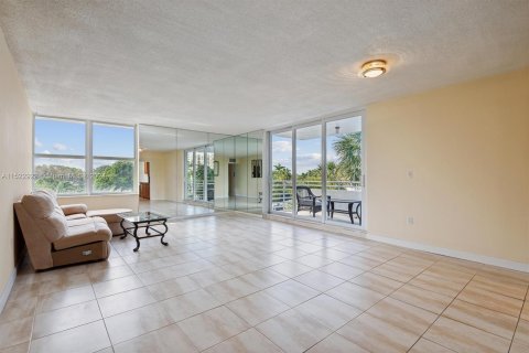 Condo in Fort Lauderdale, Florida, 1 bedroom  № 1000171 - photo 1