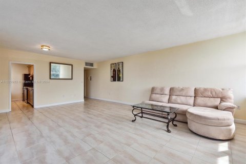 Condo in Fort Lauderdale, Florida, 1 bedroom  № 1000171 - photo 3