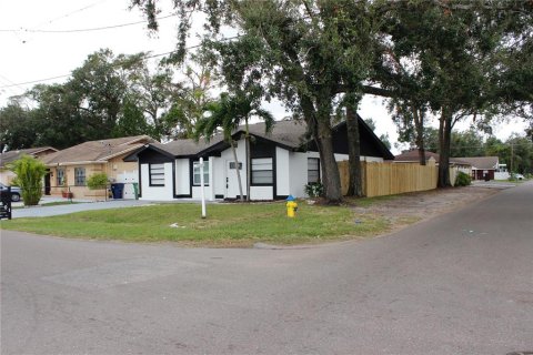 House in Tampa, Florida 4 bedrooms, 137.22 sq.m. № 1433617 - photo 4