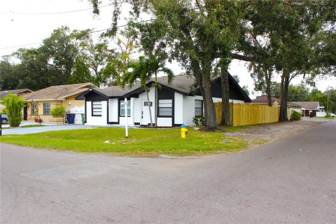 House in Tampa, Florida 4 bedrooms, 137.22 sq.m. № 1433617 - photo 5