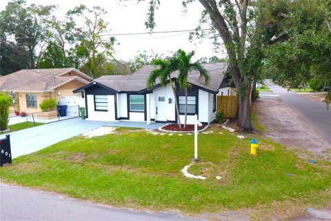 House in Tampa, Florida 4 bedrooms, 137.22 sq.m. № 1433617 - photo 3