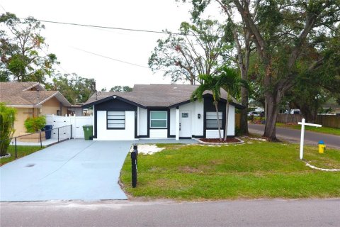 House in Tampa, Florida 4 bedrooms, 137.22 sq.m. № 1433617 - photo 2