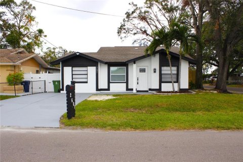 House in Tampa, Florida 4 bedrooms, 137.22 sq.m. № 1433617 - photo 1