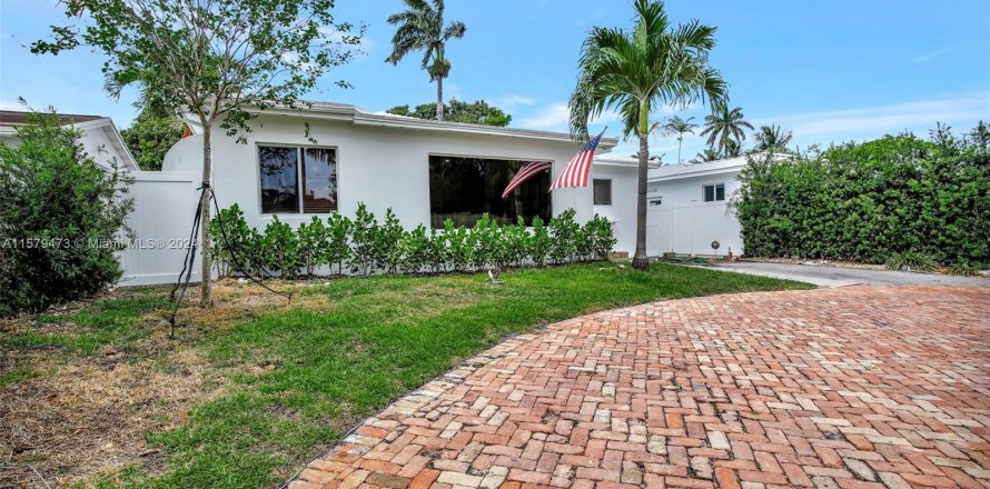 House in Hollywood, Florida 4 bedrooms, 154.96 sq.m. № 1173036