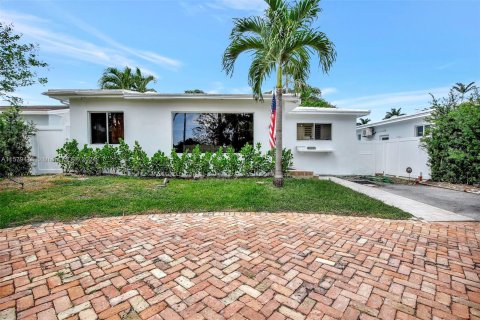 House in Hollywood, Florida 4 bedrooms, 154.96 sq.m. № 1173036 - photo 7