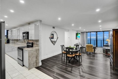 Copropriété à vendre à Hollywood, Floride: 2 chambres, 130.06 m2 № 1226436 - photo 1