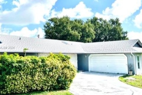 House in Port St. Lucie, Florida 3 bedrooms, 149.94 sq.m. № 1293460 - photo 4