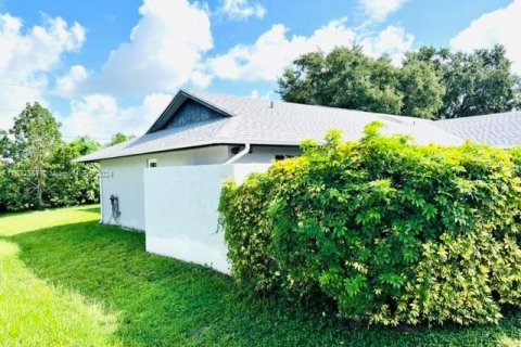 House in Port St. Lucie, Florida 3 bedrooms, 149.94 sq.m. № 1293460 - photo 5