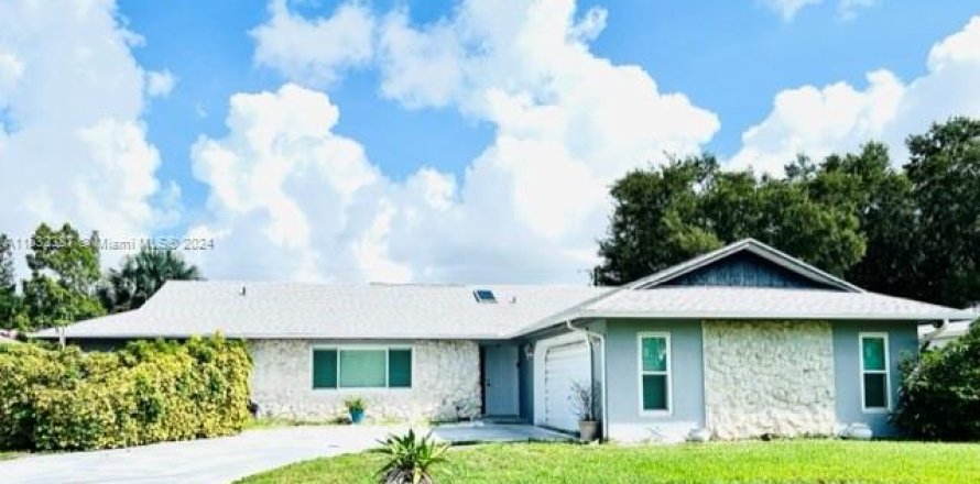 House in Port St. Lucie, Florida 3 bedrooms, 149.94 sq.m. № 1293460