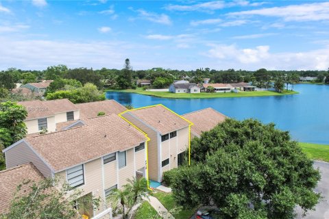 Townhouse in Jupiter, Florida 2 bedrooms, 119.29 sq.m. № 1328201 - photo 1