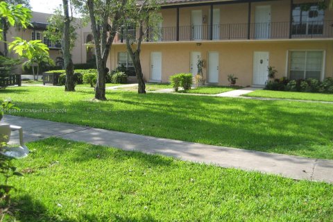 Condo in Miami, Florida, 1 bedroom  № 1368879 - photo 2