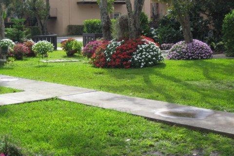 Condo in Miami, Florida, 1 bedroom  № 1368879 - photo 12