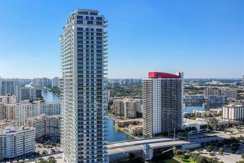 Copropriété à louer à Hollywood, Floride: 2 chambres, 100.33 m2 № 1368923 - photo 1