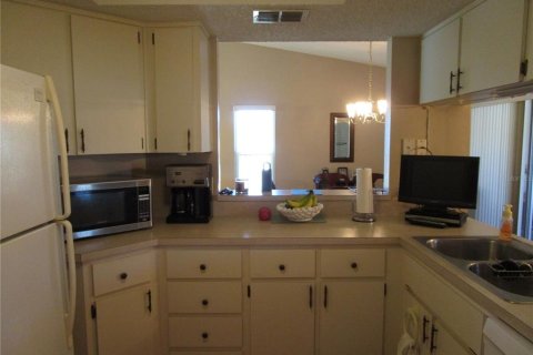 Condo in Holiday, Florida, 2 bedrooms  № 1409695 - photo 8