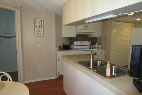 Condo in Holiday, Florida, 2 bedrooms  № 1409695 - photo 13