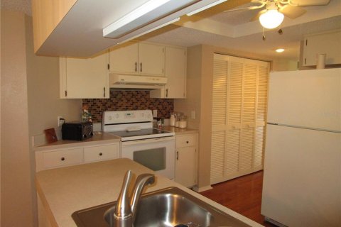 Condo in Holiday, Florida, 2 bedrooms  № 1409695 - photo 11