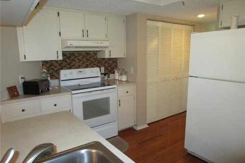 Condo in Holiday, Florida, 2 bedrooms  № 1409695 - photo 12