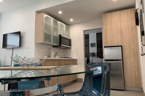 Condo in Miami Beach, Florida, 1 bedroom  № 1318825 - photo 1