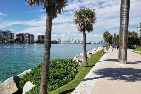 Condo in Miami Beach, Florida, 1 bedroom  № 1318825 - photo 24