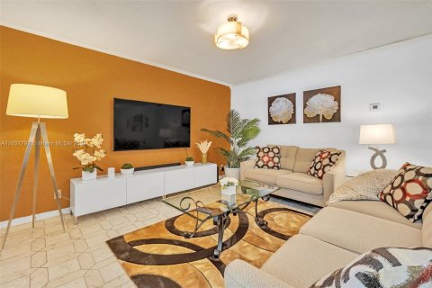 Copropriété à vendre à Hallandale Beach, Floride: 2 chambres, 99.41 m2 № 1318786 - photo 13