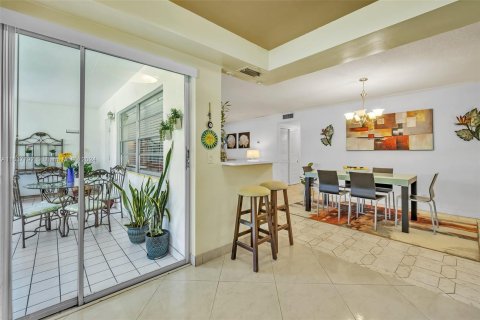 Copropriété à vendre à Hallandale Beach, Floride: 2 chambres, 99.41 m2 № 1318786 - photo 9