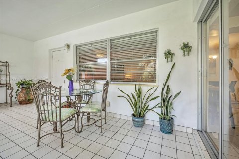 Condo in Hallandale Beach, Florida, 2 bedrooms  № 1318786 - photo 24