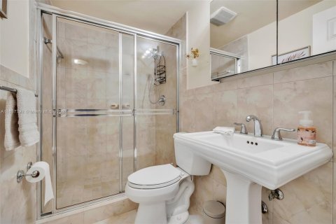 Condo in Hallandale Beach, Florida, 2 bedrooms  № 1318786 - photo 15