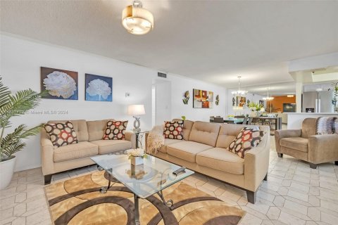 Copropriété à vendre à Hallandale Beach, Floride: 2 chambres, 99.41 m2 № 1318786 - photo 14