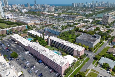 Copropriété à vendre à Hallandale Beach, Floride: 2 chambres, 99.41 m2 № 1318786 - photo 5